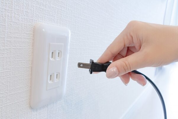 コンセントプレートが壊れてコンセントが刺さらない